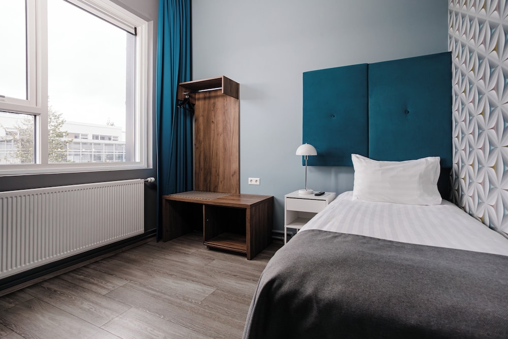 ROOM, SINGLE