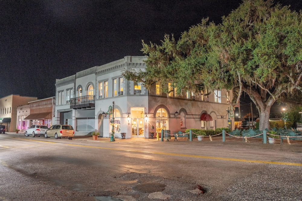 Oak Tree Hotel 6/80