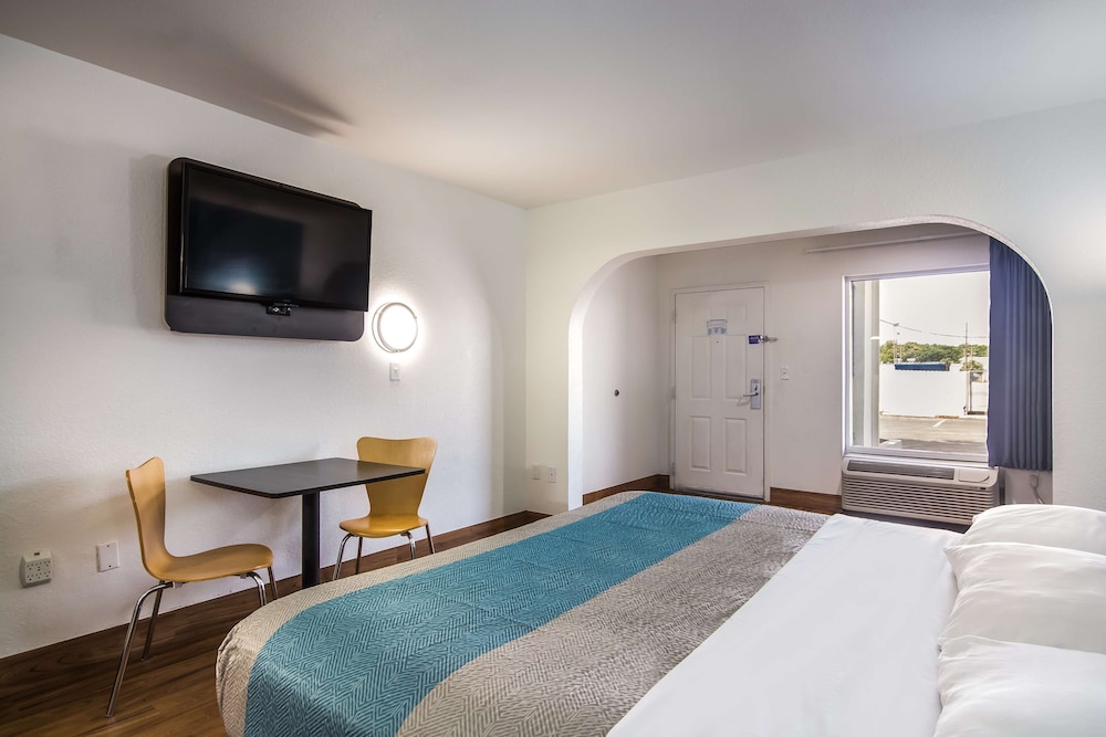 Motel6 Pensacola, FL - NAS 20/35