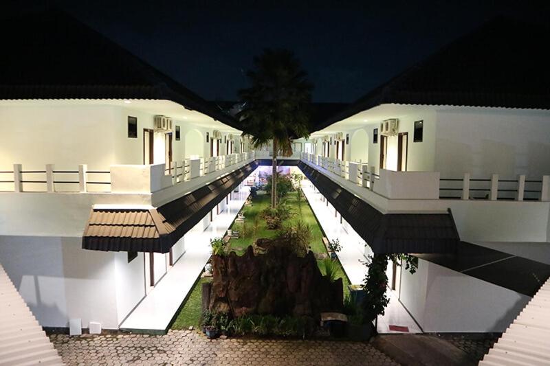 Mahkota Hotel 51/56