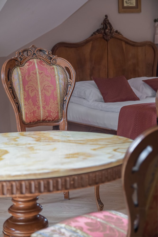 Royal Residence photo4