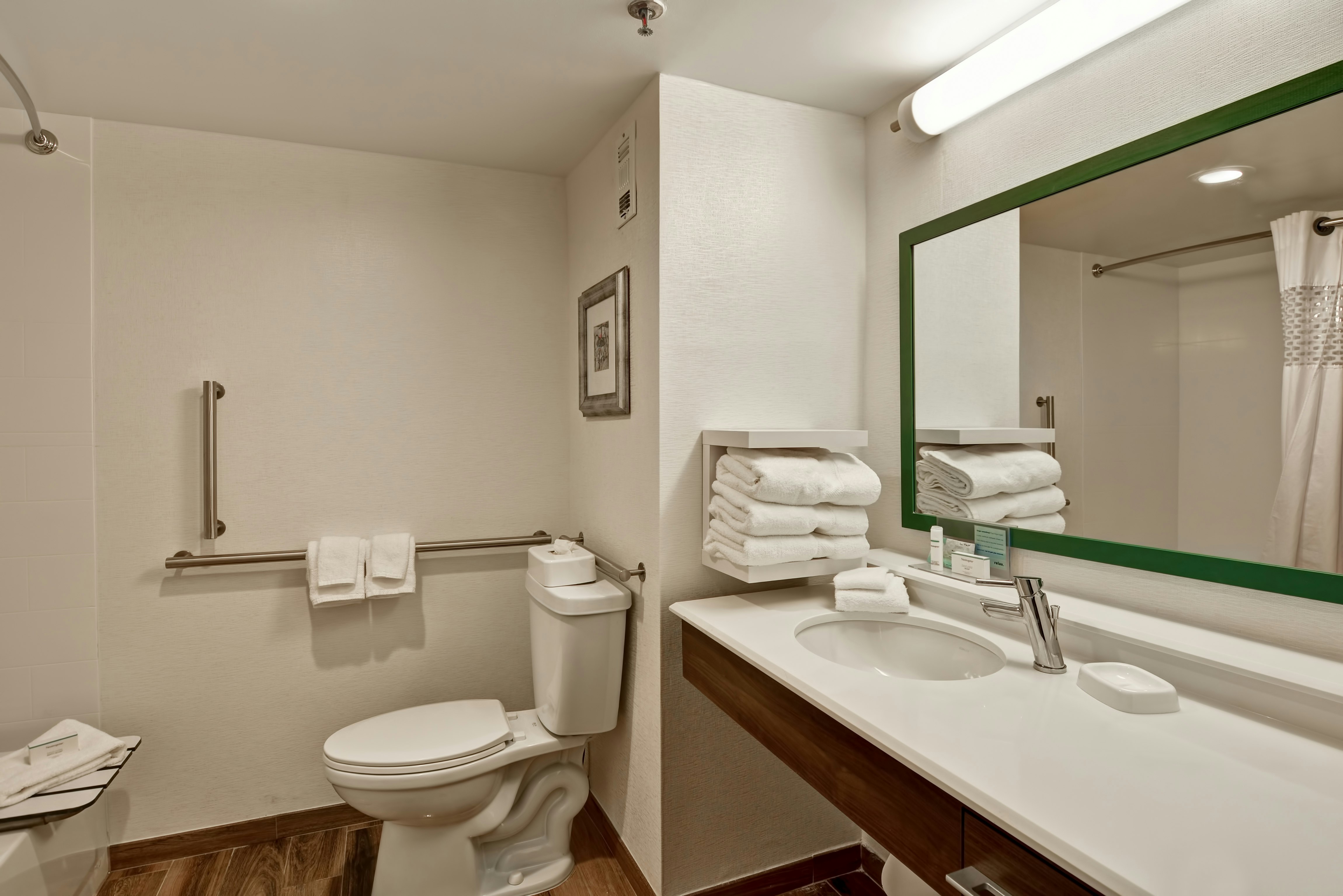 ROOM, QUEEN BED, ACCESSIBLE