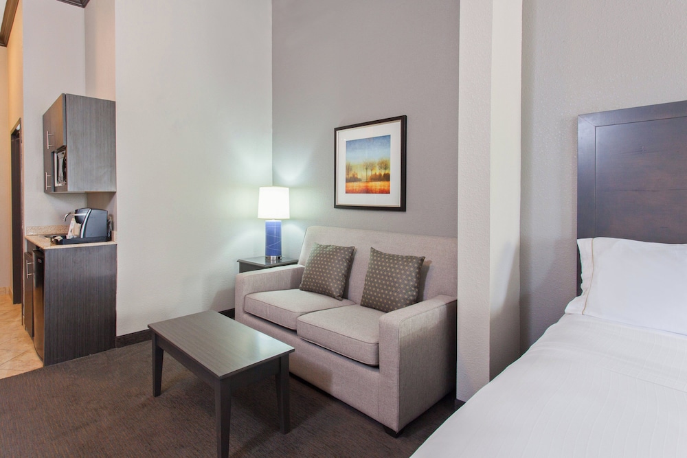 Holiday Inn Express Hotel & Suites Wharton 32/50