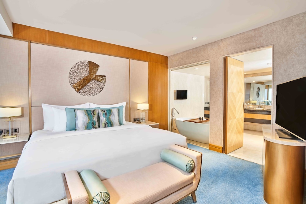 Glacier, Suite, King Bed, City View, Bathtub, Executive Lounge Access