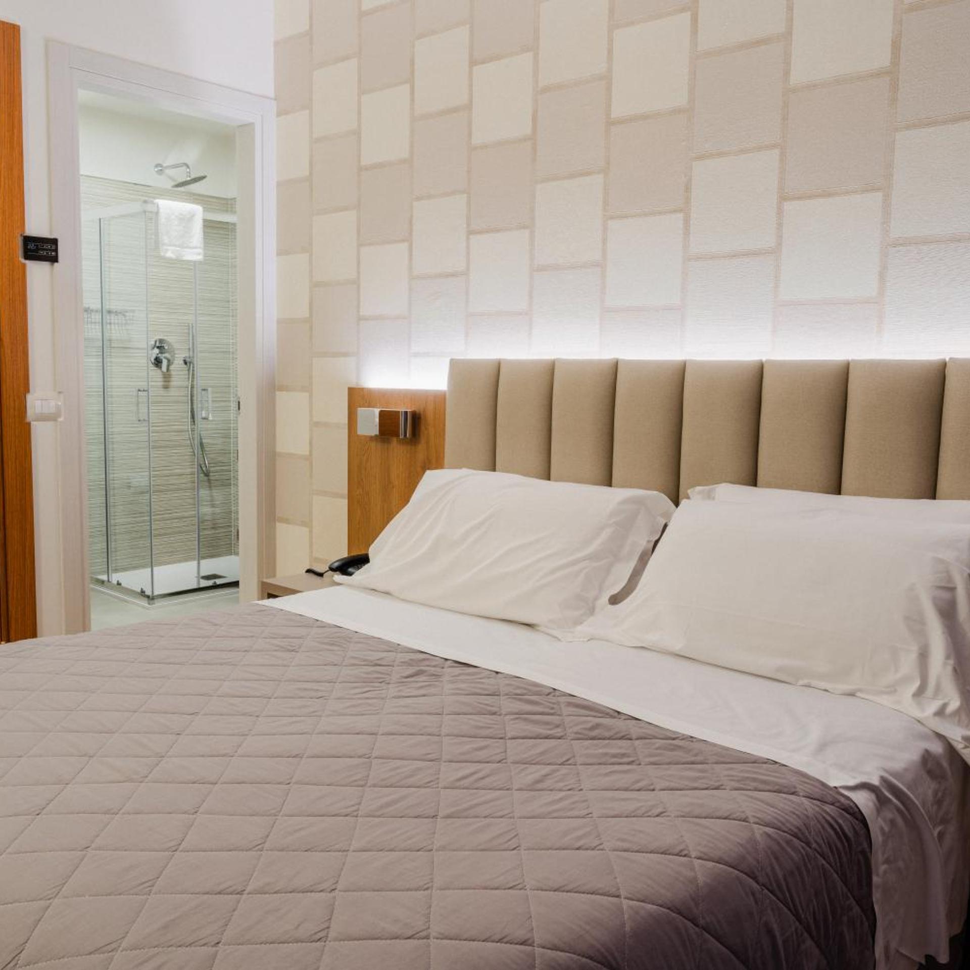 Room, Double or Twin Bed, Partial Lake View, Balcony