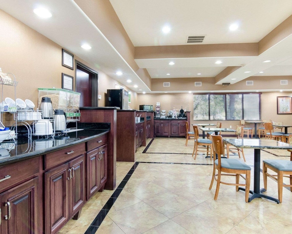 Comfort Suites Topeka Northwest 23/32