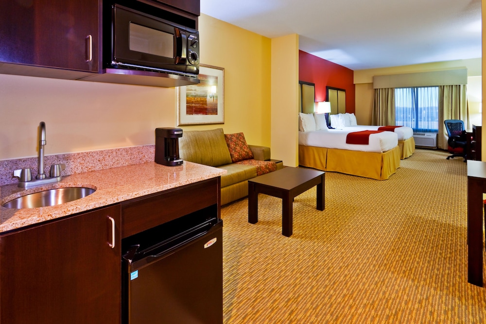 Holiday Inn Express Hotel and Suites Nashville-Opryland 44/64