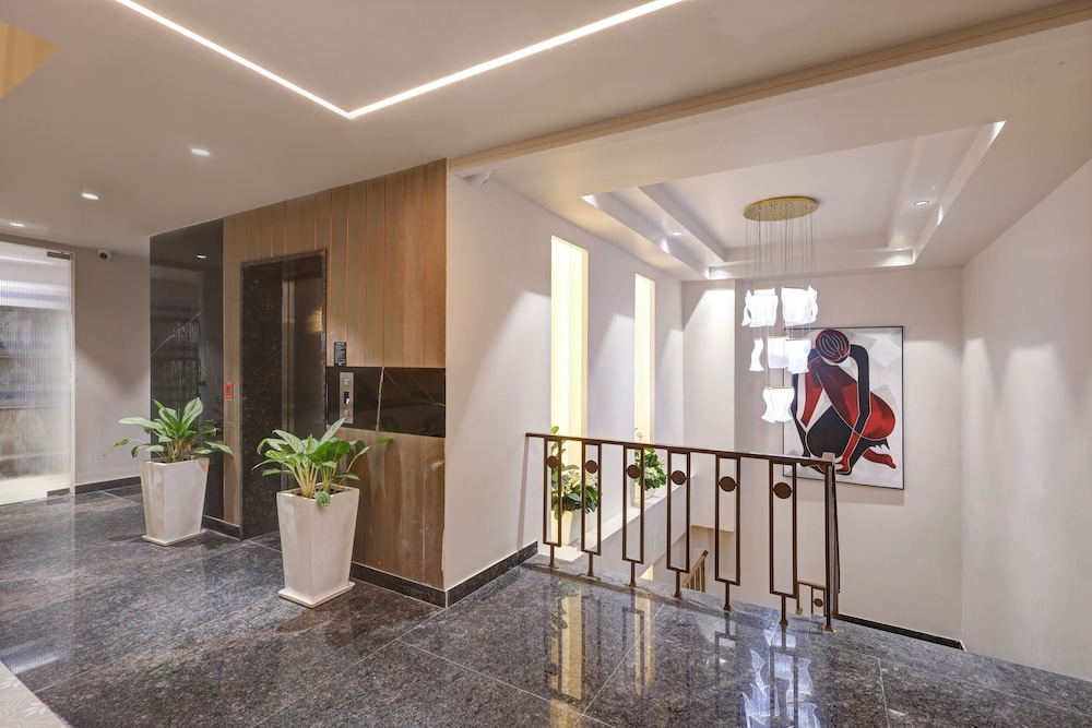 Saltstayz Premier Sector 42 - Golf Course Road 45/62