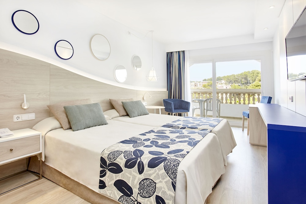 STANDARD, DOUBLE BED, CITY VIEW