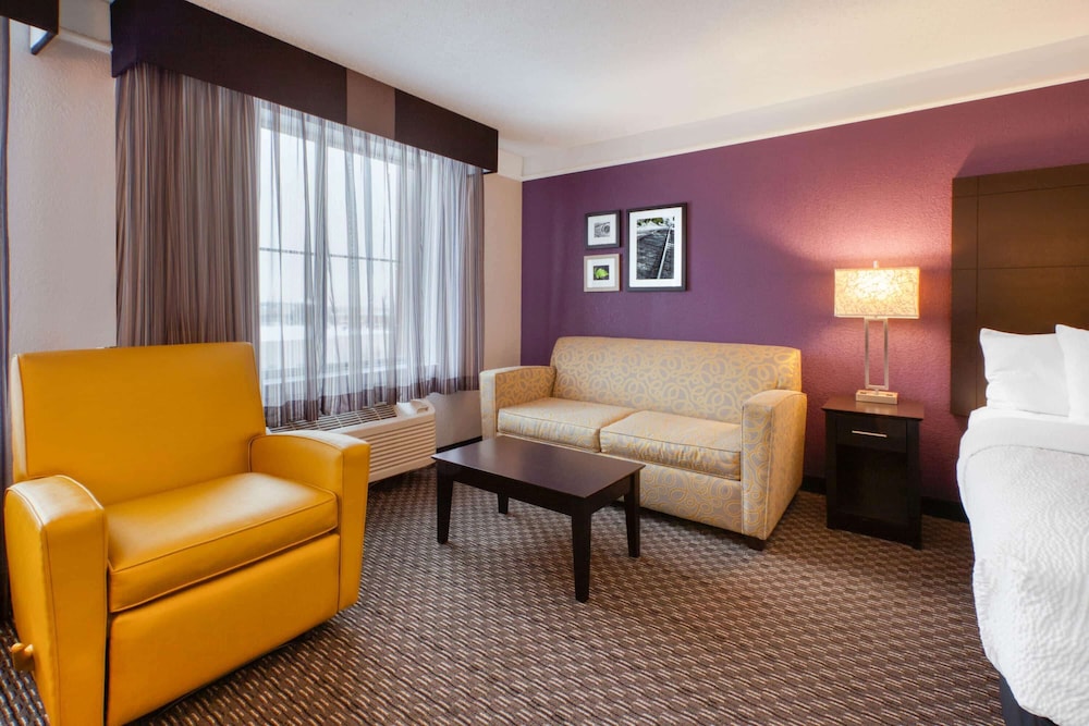 La Quinta Inn & Suites by Wyndham Detroit Utica 33/49