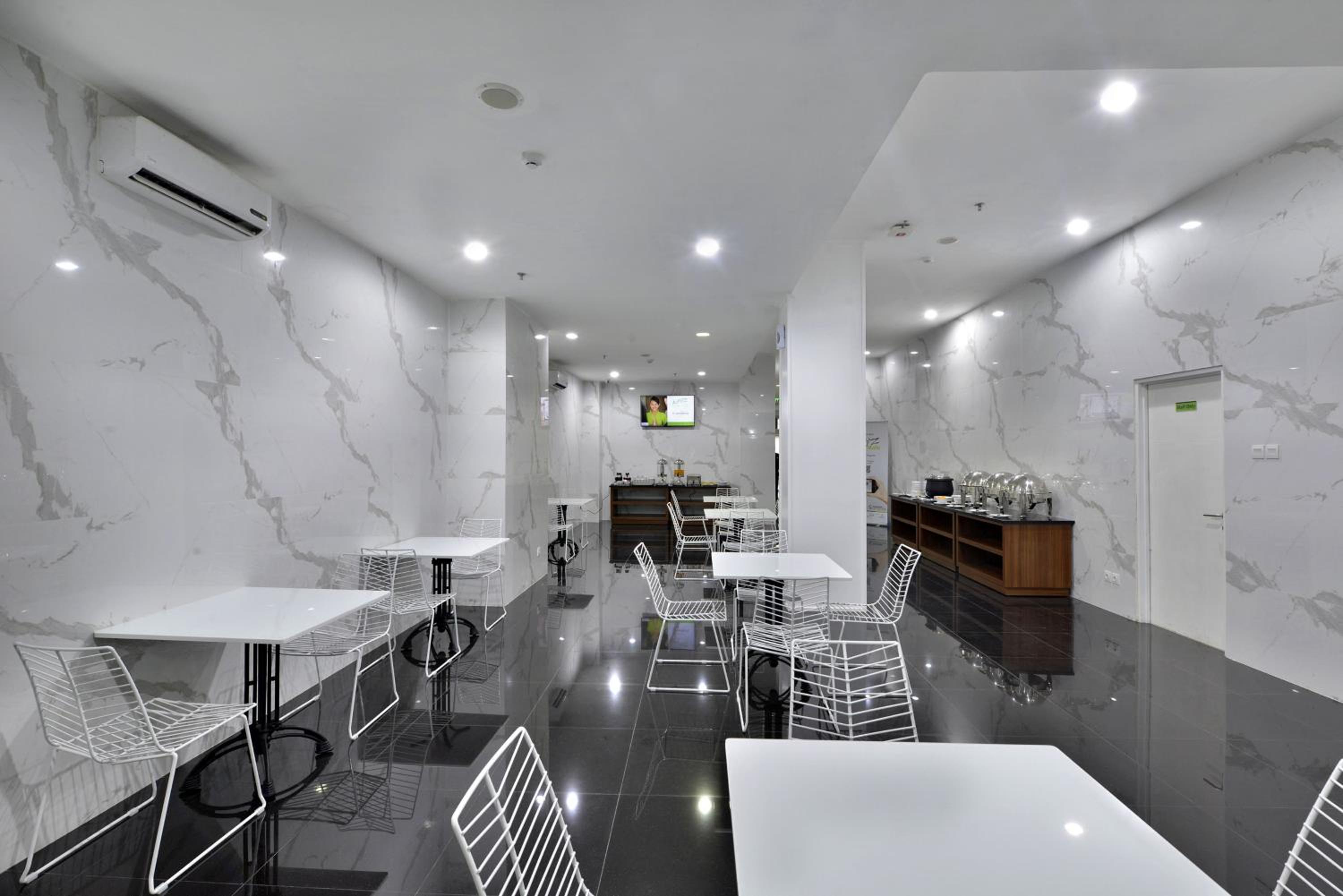 Whiz Hotel Falatehan Jakarta 51/57