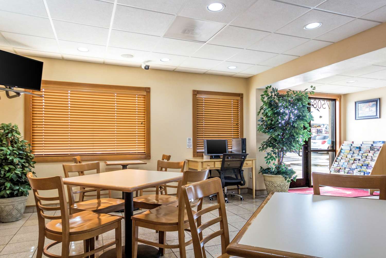 Econo Lodge Inn and Suites I-35 at Shawnee Mission 25/32