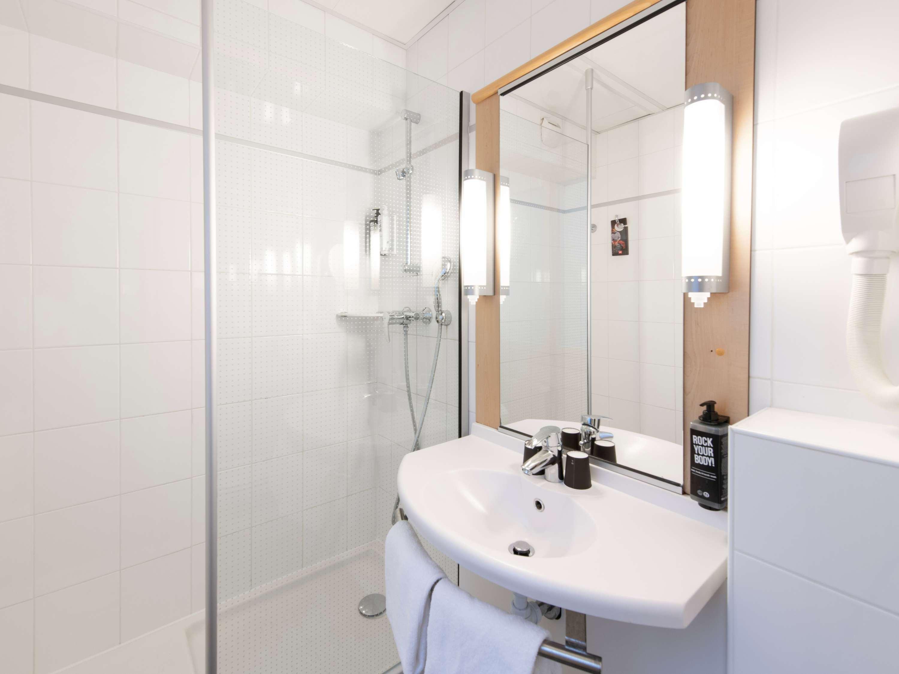 غرفة قياسية بسرير مزدوج وسريرين منفصلين، ibis Paris Grands Boulevards Opera 9th Hotel 5/8
