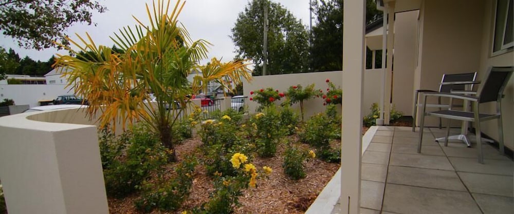 Airport Palms Motel 63/69