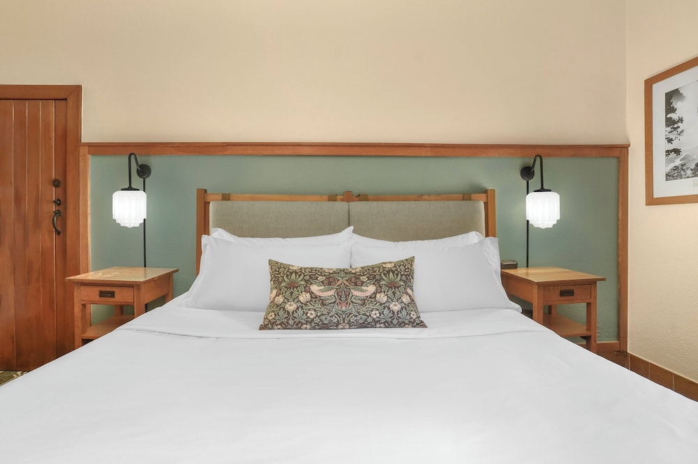 Deluxe, King Bed, Resort View
