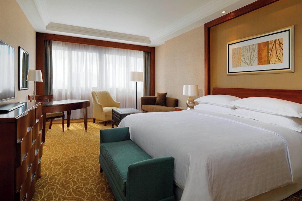 GUEST ROOM, DELUXE, KING BED, POOL AND CITY VIEW, BALCONY