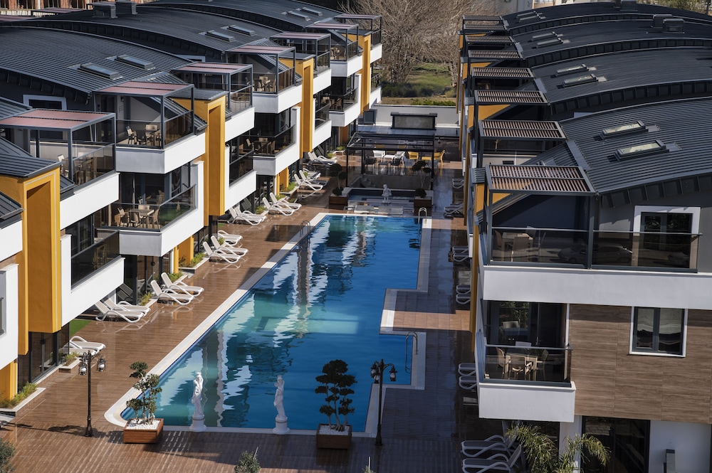 Elysium Green Suites 3/60