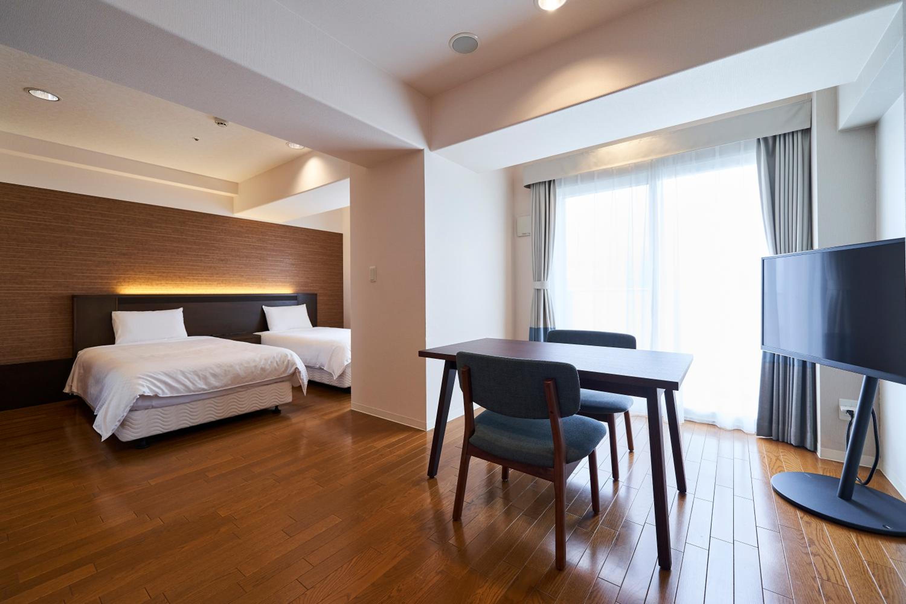 Room, Twin Beds, Bathtub