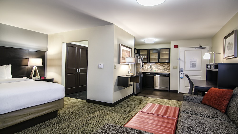 STAYBRIDGE SUITES MARQUETTE 21/82