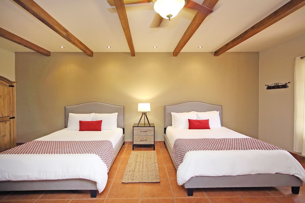 DELUXE, 2 QUEEN BEDS