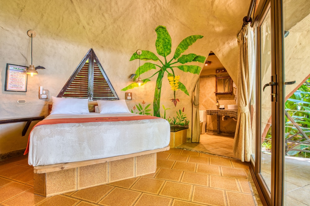 Bungalow, King Bed, Garden View, Garden Area