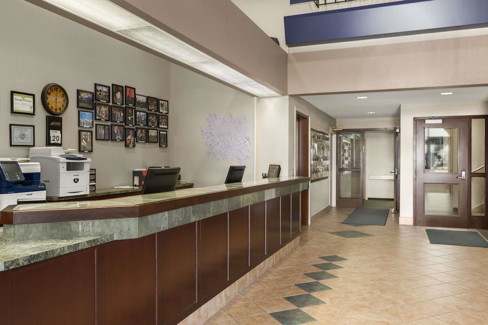 Days Inn & Suites by Wyndham Winkler 10/43
