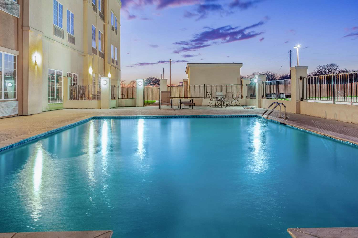 La Quinta Inn Suites Luling 6/23