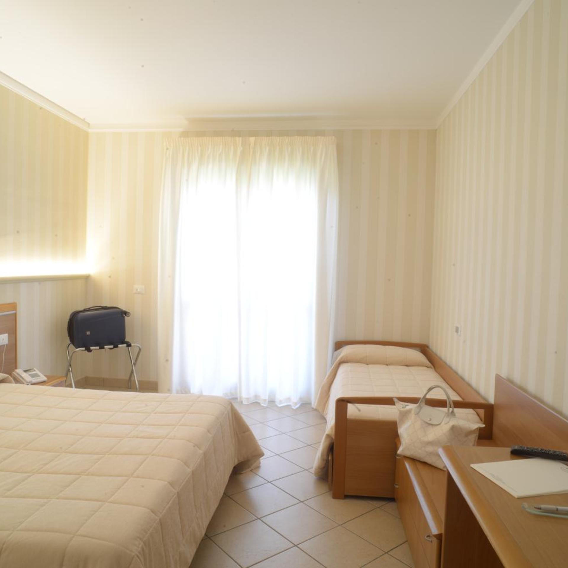 غرفة بسرير مزدوج أو سريرين منفصلين