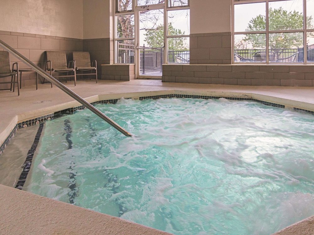 La Quinta Inn & Suites by Wyndham Detroit Utica 3/49