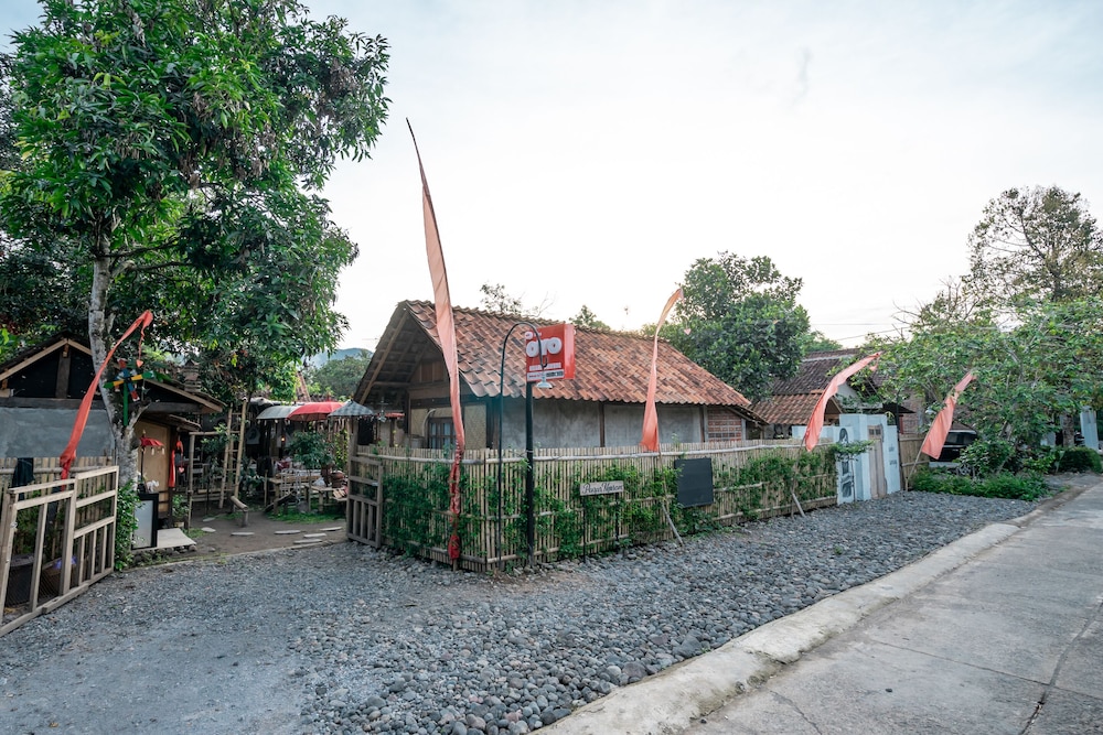OYO 2393 Omahe Nawung Syariah 3/29