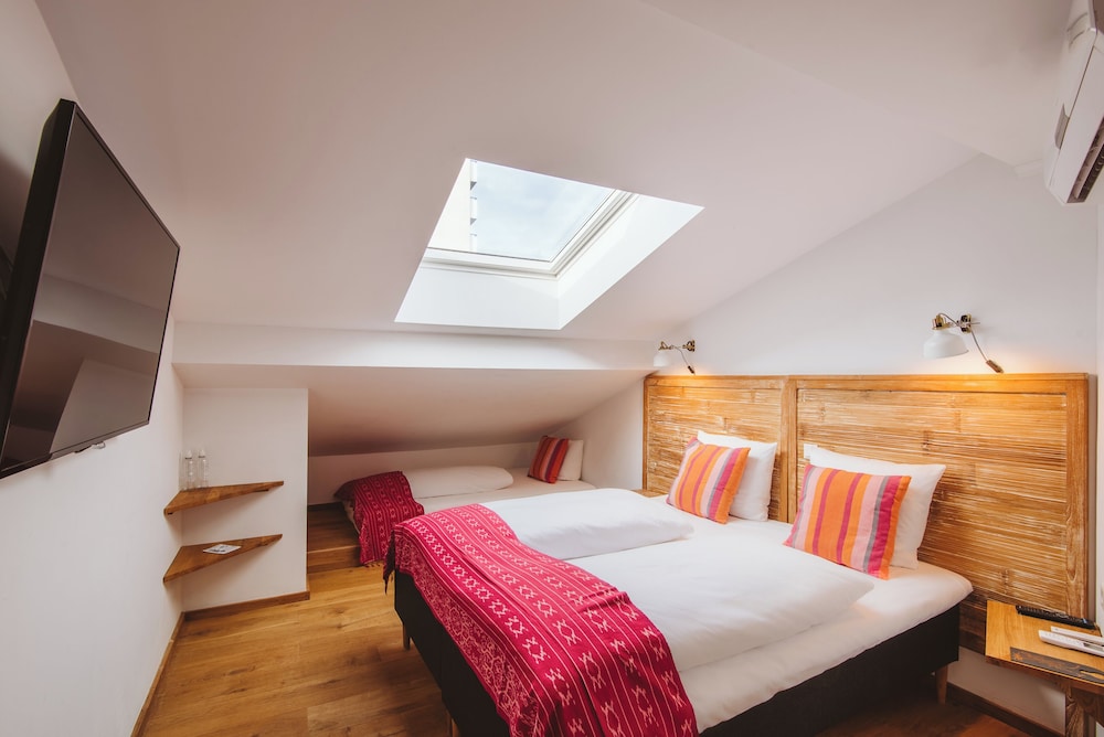 Economy, Queen Bed, ALTBERLIN 2/7