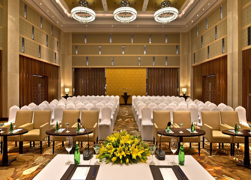 Grand Mercure Agra 38/50