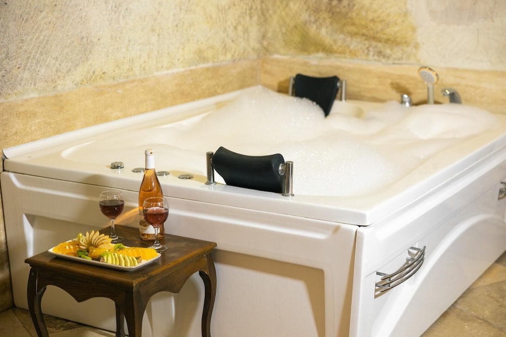 Phocas Cave Suites 17/71