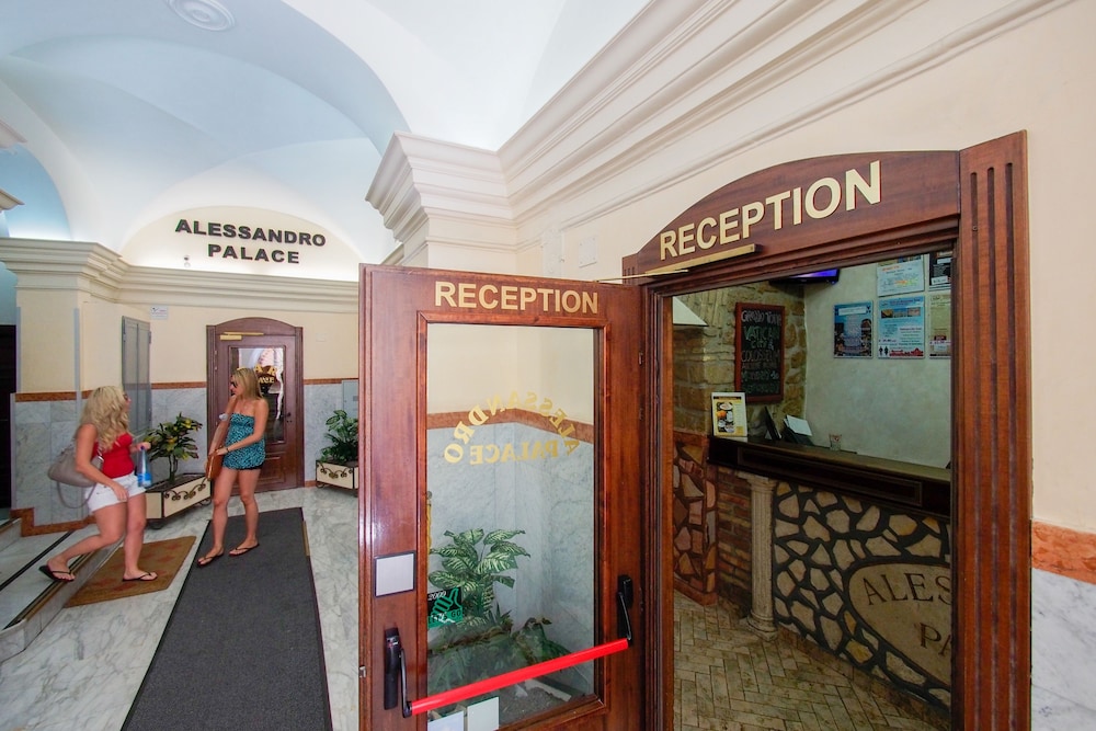 Alessandro Palace Bar 49/69