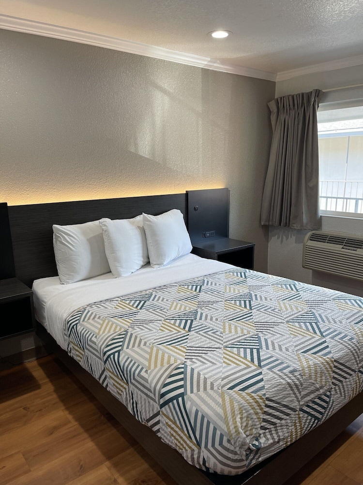 STANDARD, QUEEN BED