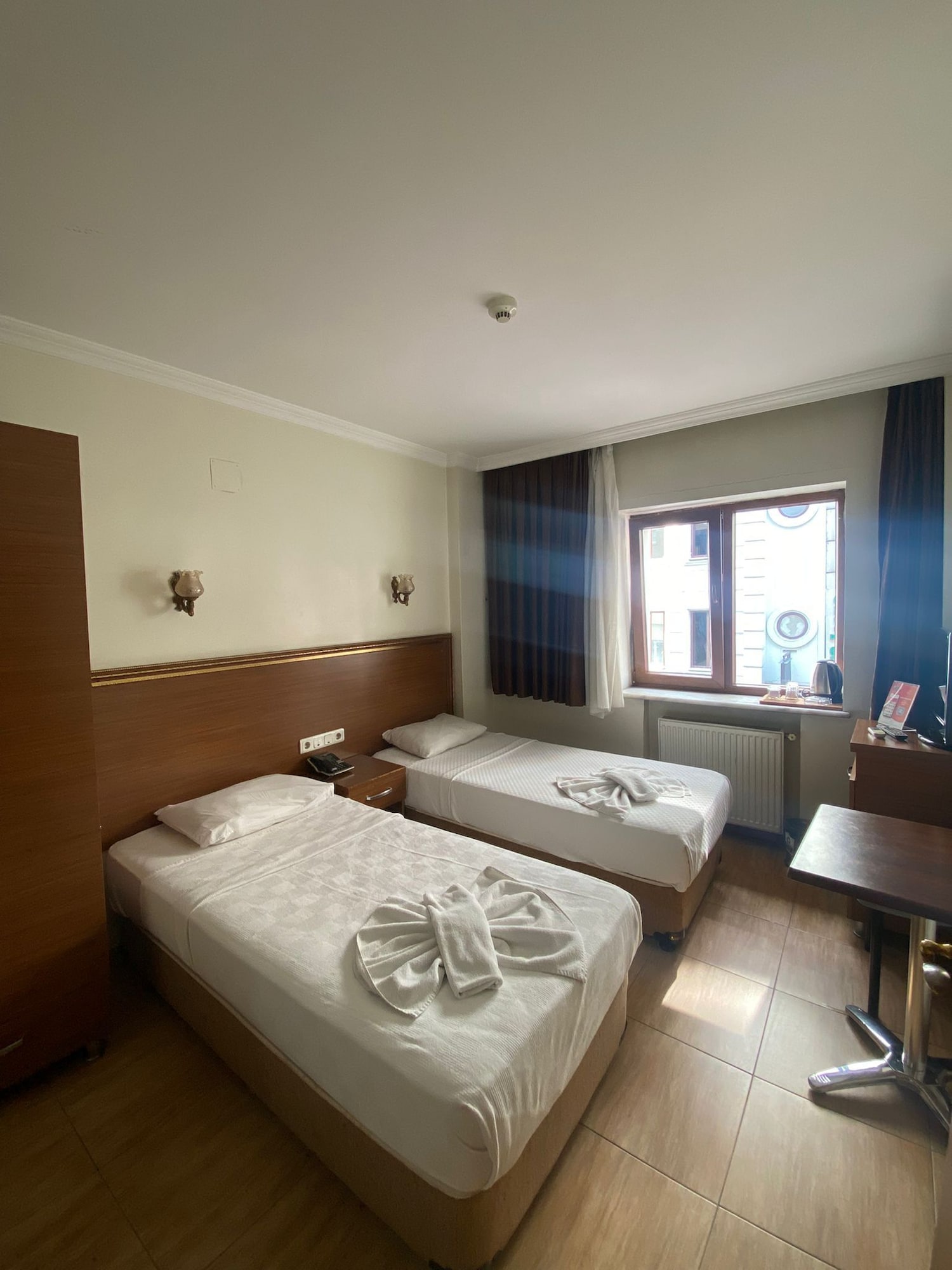 ROOM, TWIN BEDS