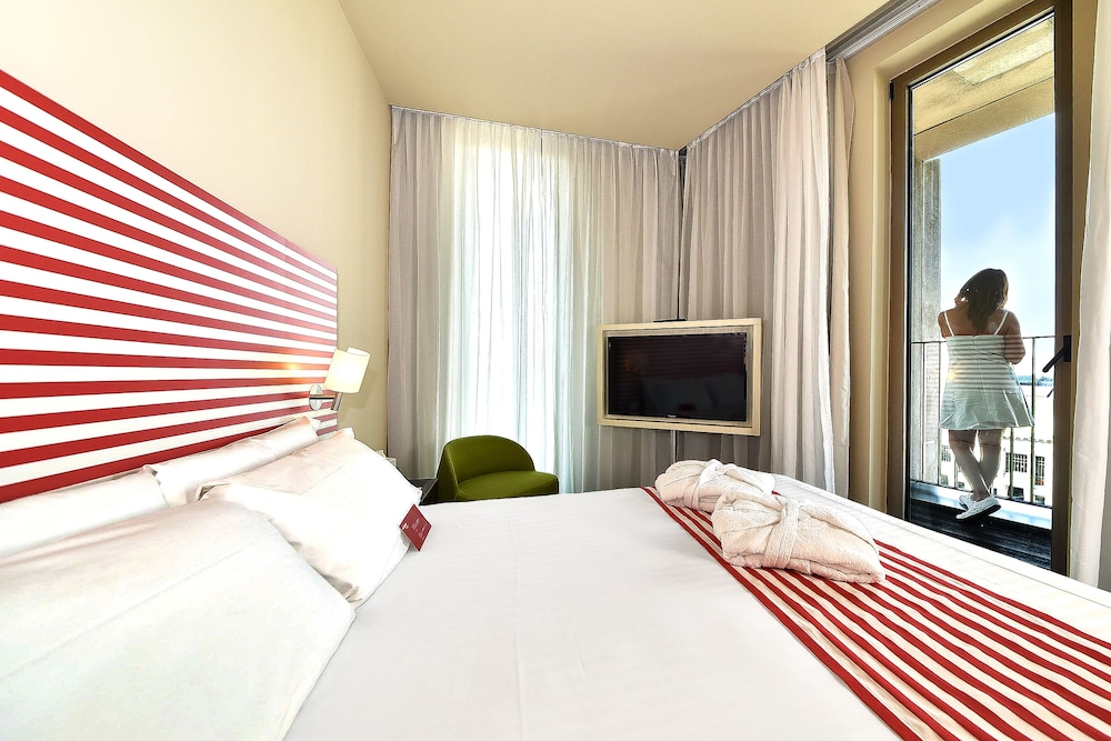 ROOM, SINGLE, DOUBLE BED