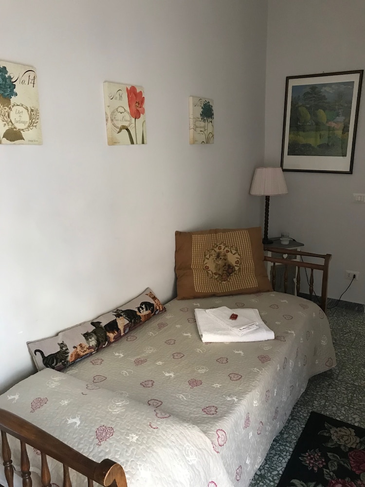 ROOM, SINGLE, SHARED BATHROOM
