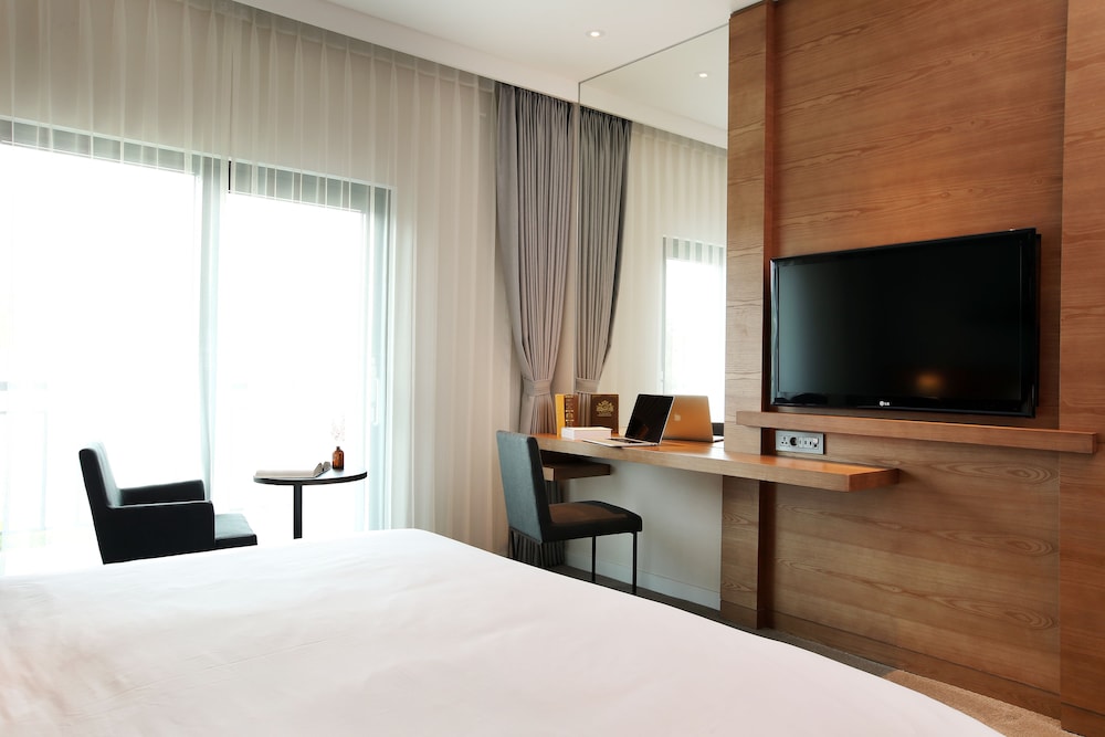 The Suites Hotel Jeju 16/73