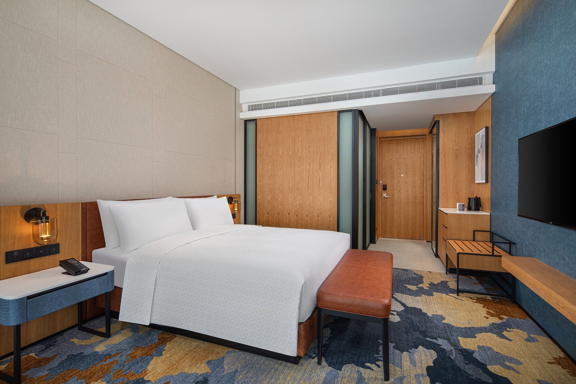 DELUXE KING ROOM