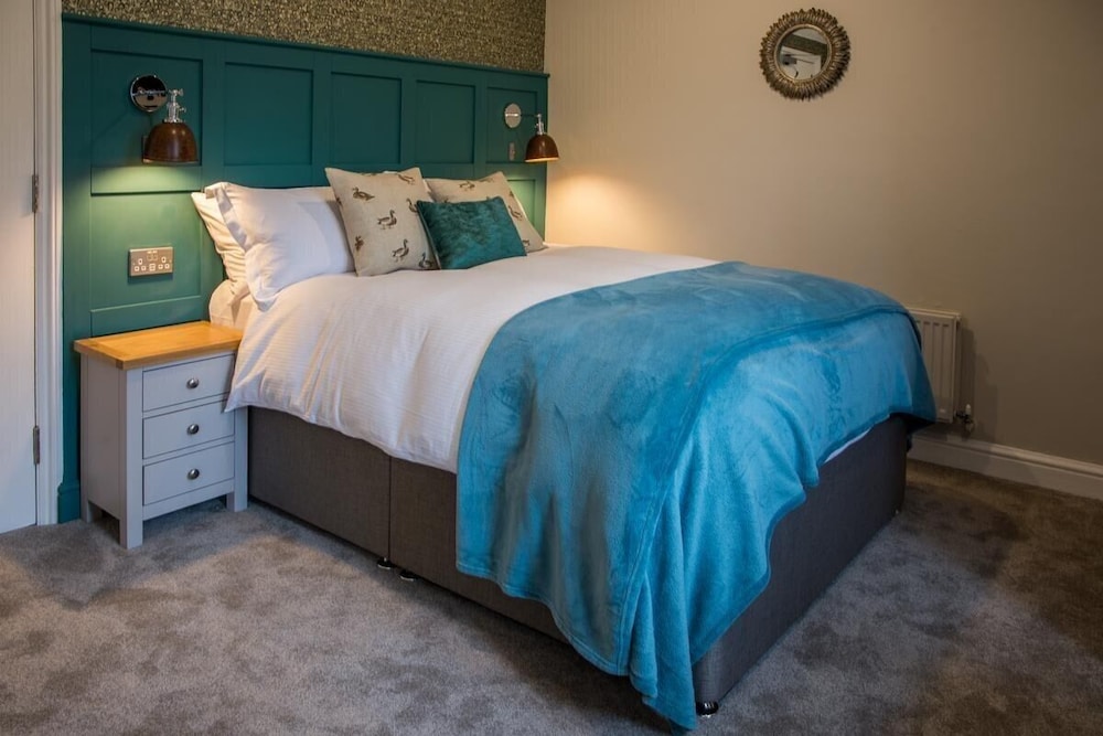 ROOM, DOUBLE BED, RIVER VIEW