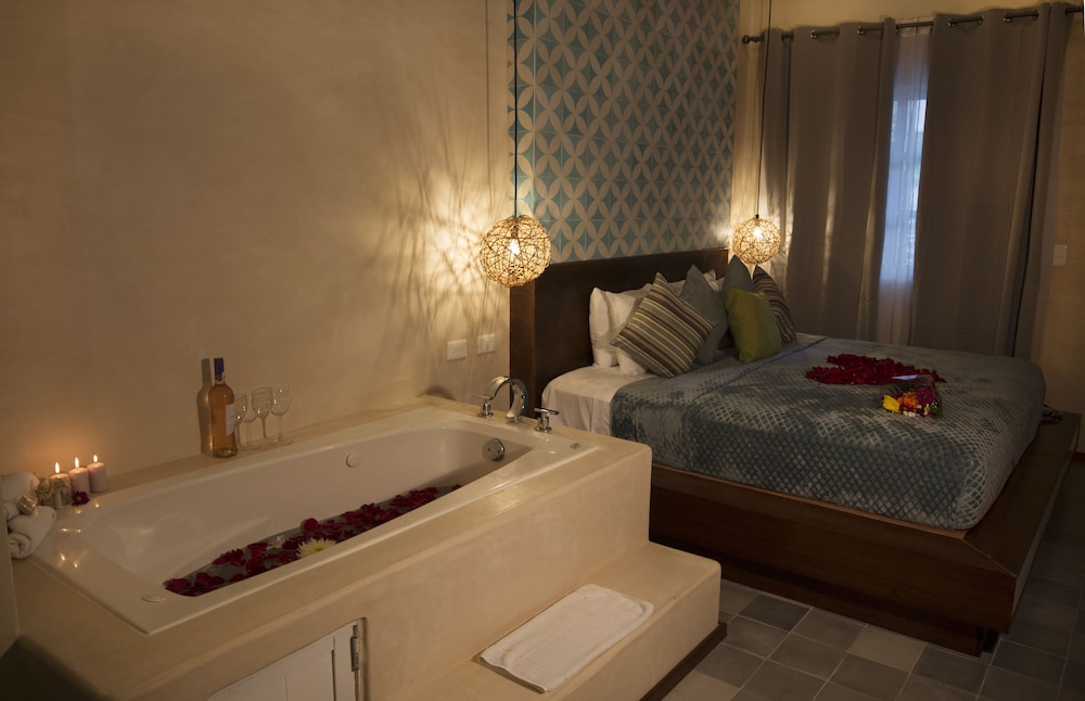 LUXURY, KING BED, JETTED TUB