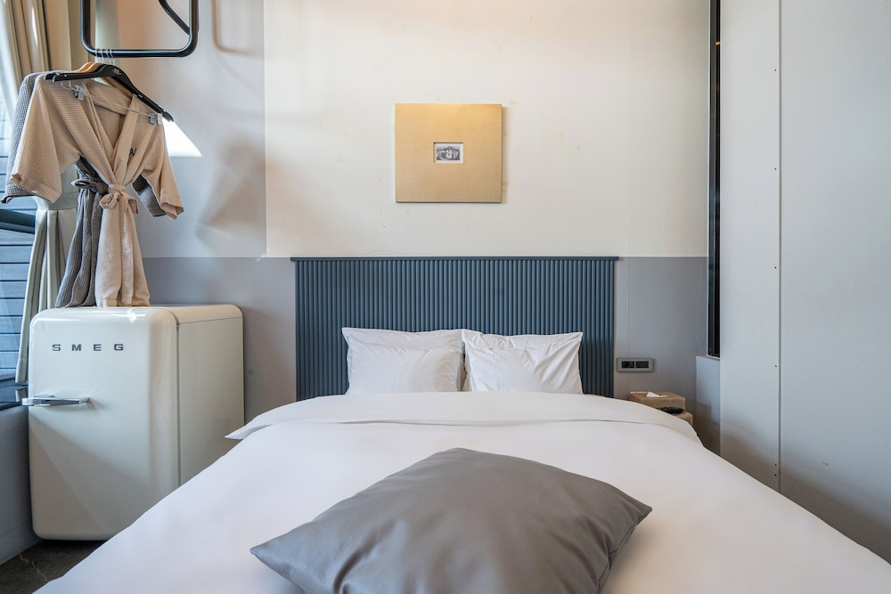 Deluxe, Double Bed, Lateral Side Sea View، H Avenue 2/5