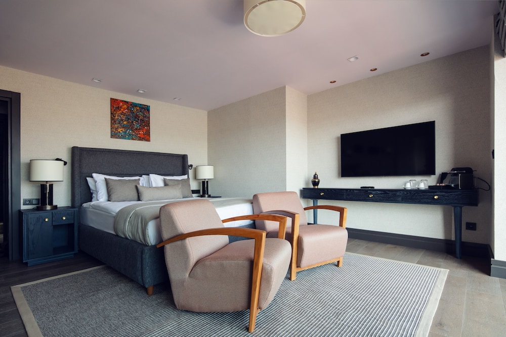 DELUXE, QUEEN BED, PARTIAL SEA VIEW, TERRACE