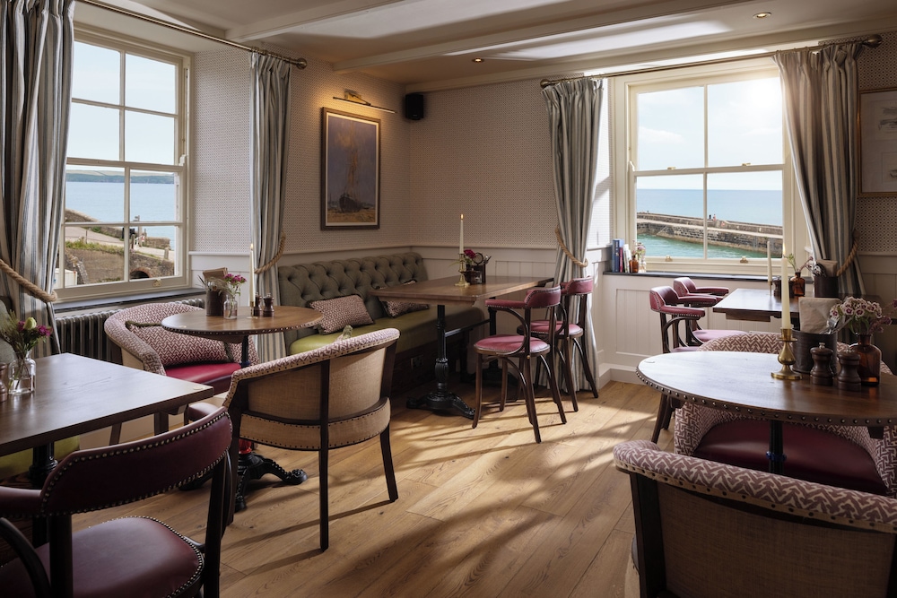 Pier House 27/50