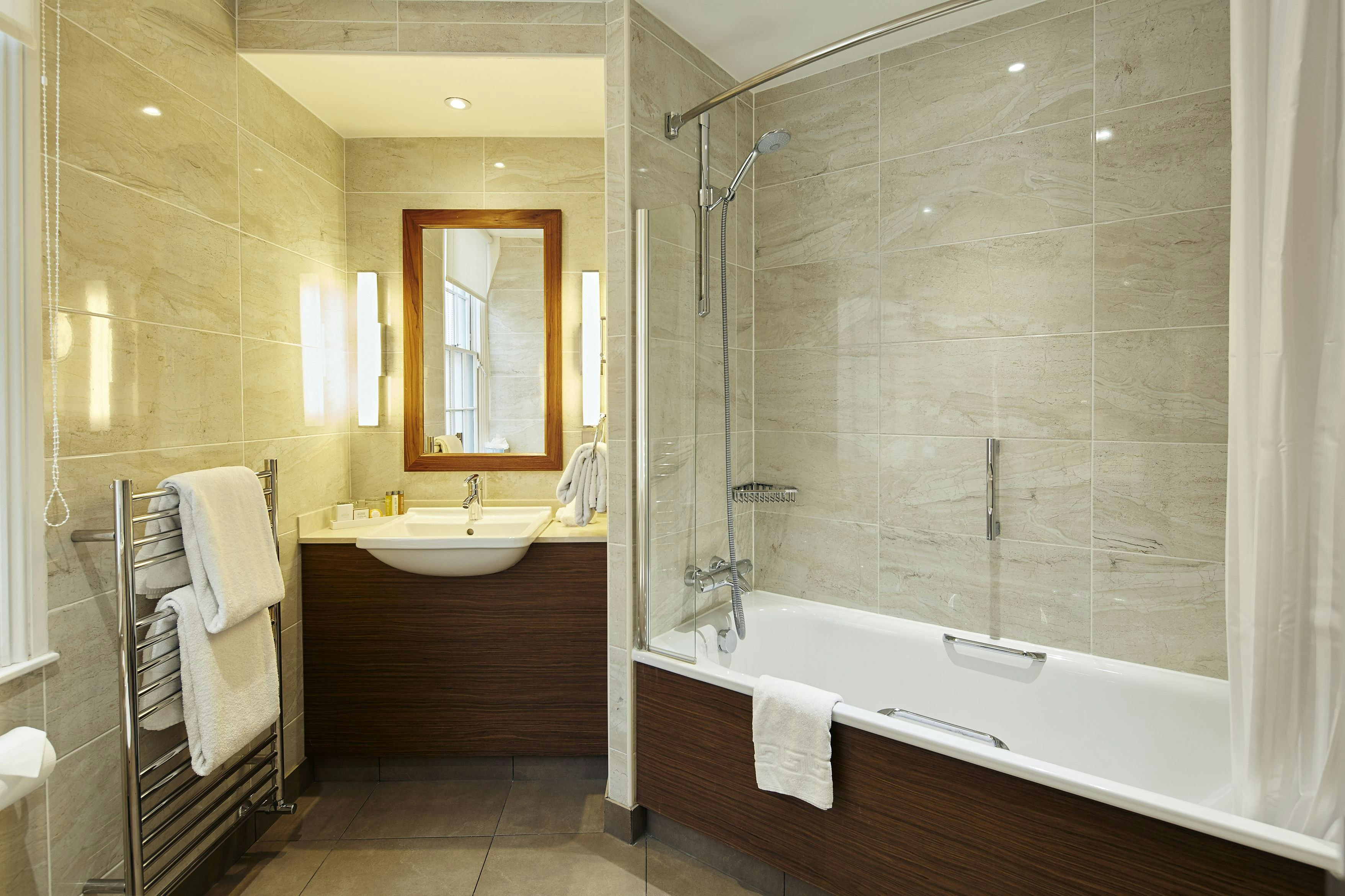 SIR CHRISTOPHER WREN HOTEL AND SPA 83/84