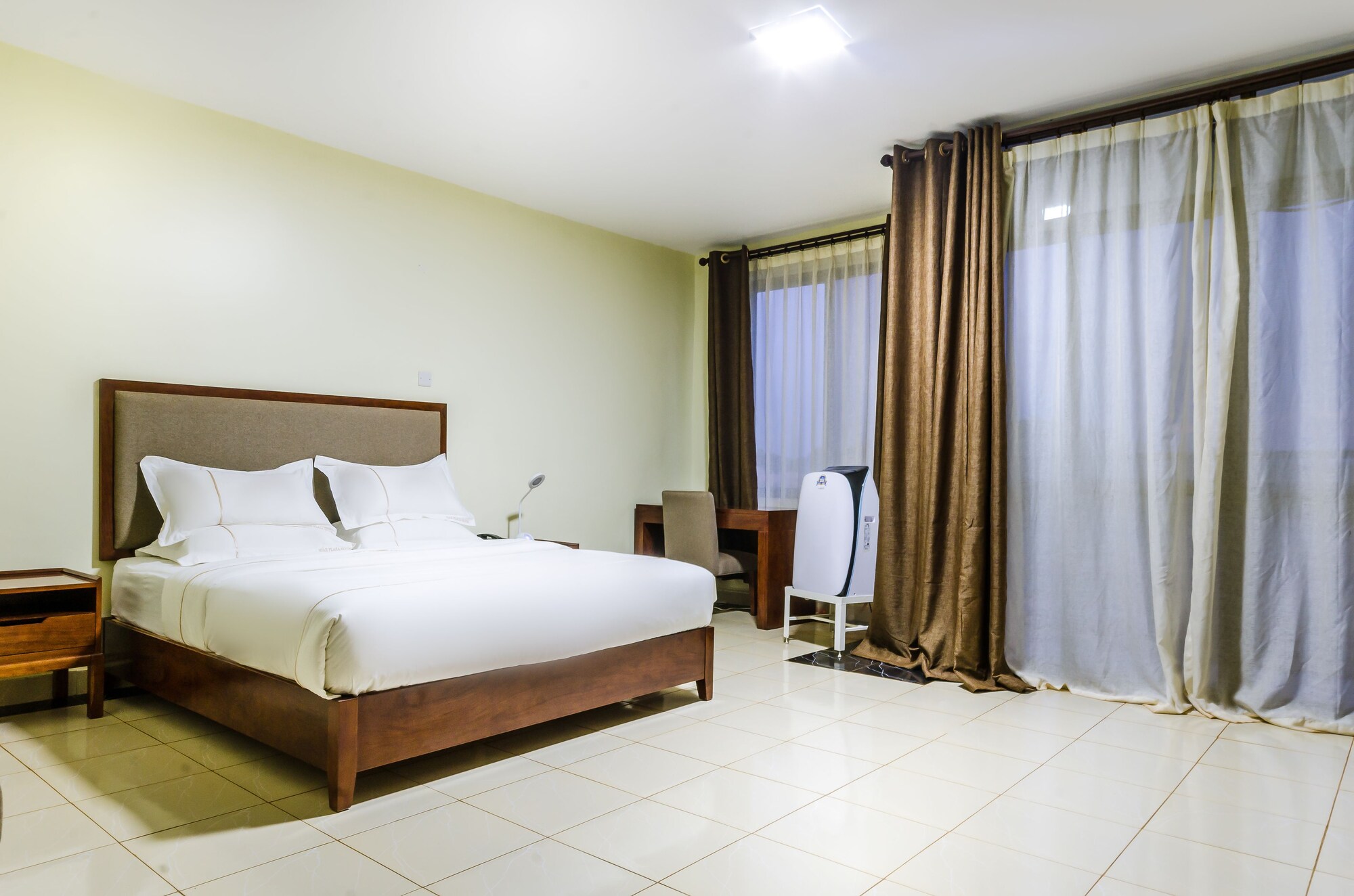 ROOM, DOUBLE BED