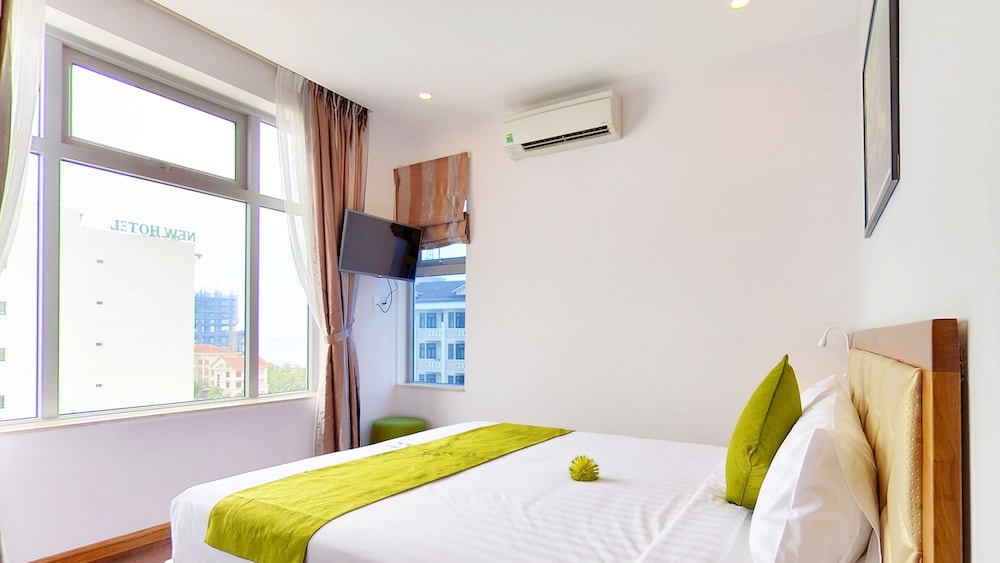 DELUXE, DOUBLE OR TWIN BED, CITY VIEW