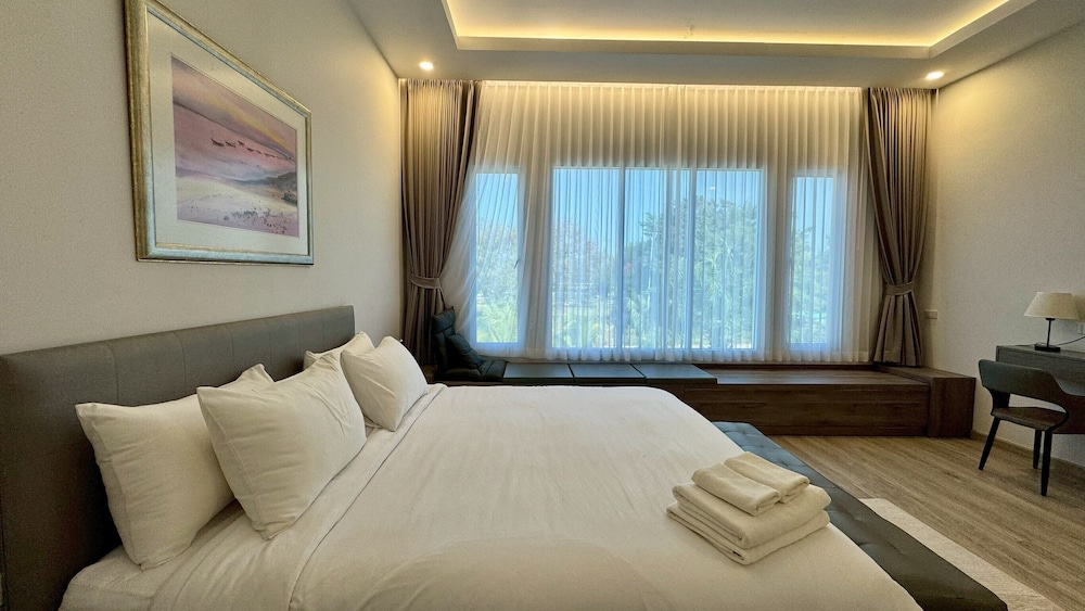 PREMIUM, KING BED, POOL VIEW