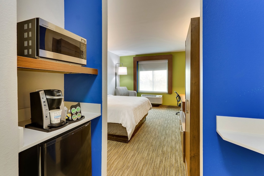 Holiday Inn Express Hotel Suites Waxahachie 73/74